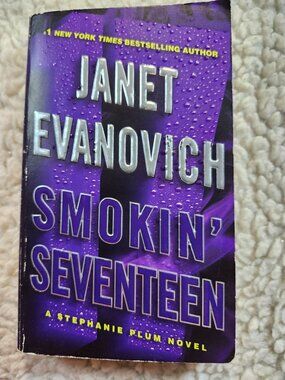 Janet Evanovich Smokin' Seventeen Paperback Stephanie Plum Mystery 2011 Bantam